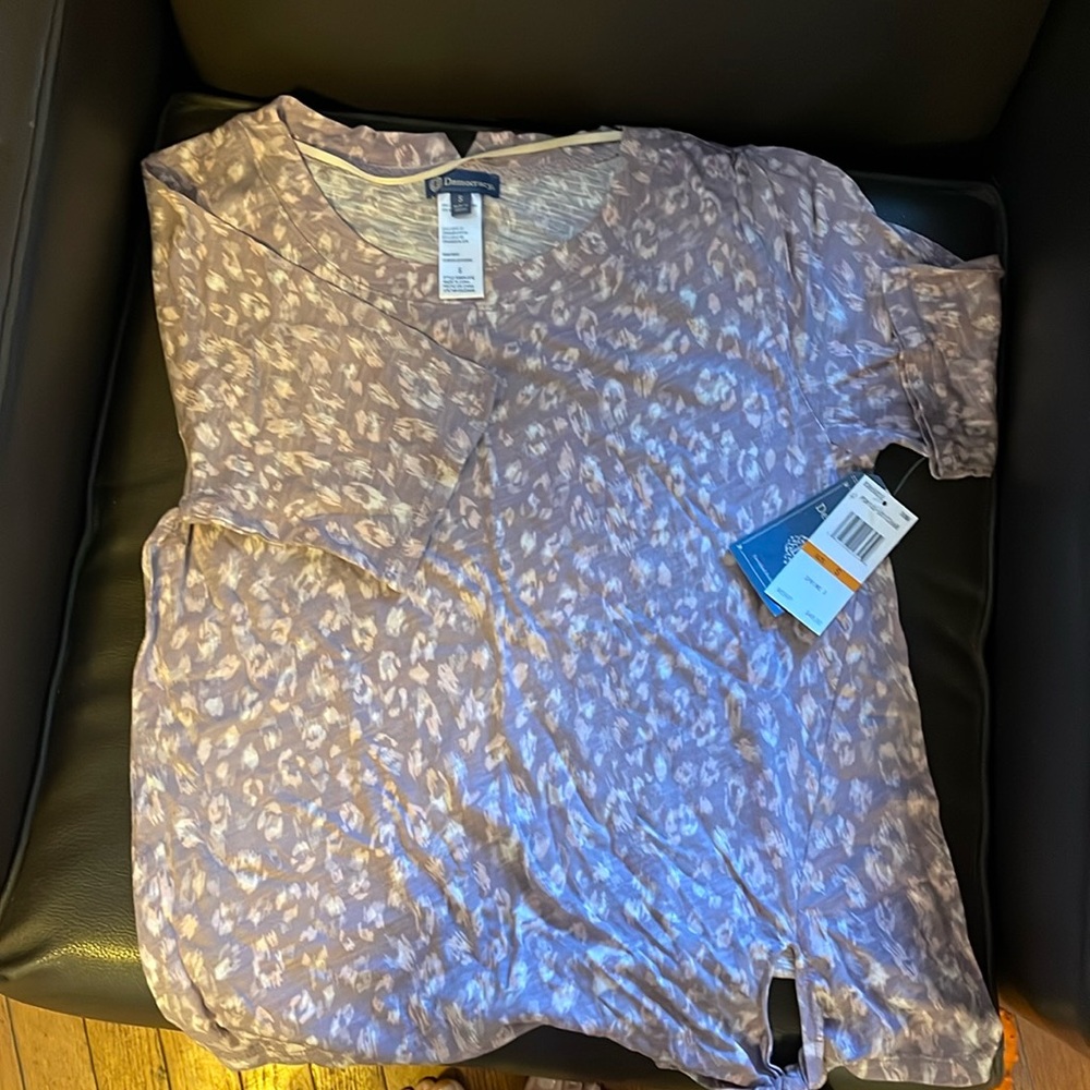 Democracy short sleeve top. NWT SZ SMALL. Cute lightweight top with knot detail.